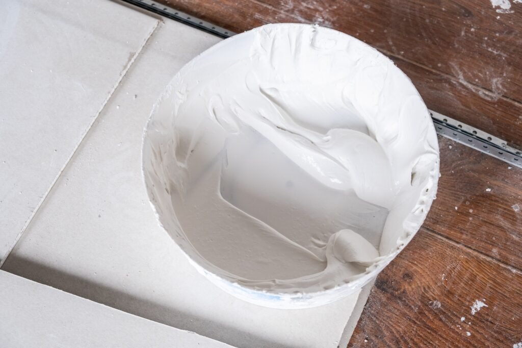 putty in a white bucket