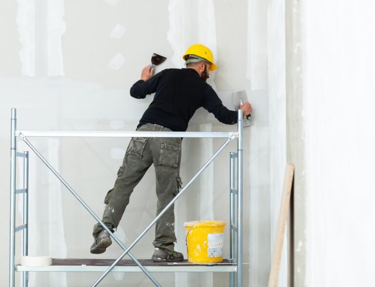 worker-plastering-veneer-gypsum-board-wall